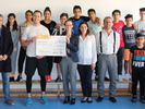 Gruppenbild: Übergabe des Spendenschecks an Teach First in Pforzheim