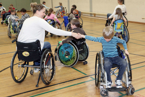 Die DRS Rollikids trainieren das Rollstuhlfahren in der Schulturnhalle