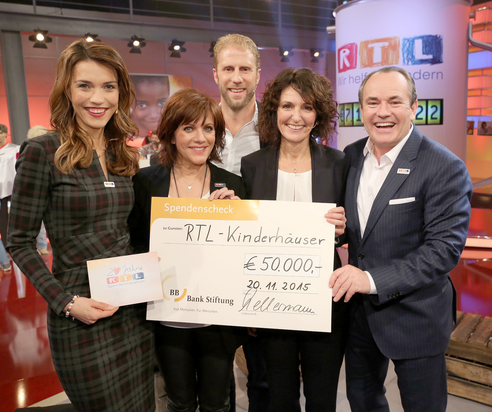 Übergabe des Spendenschecks für die RTL-Kinderhäuser mit Birgit Schrowange