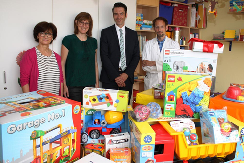 Gruppenbild in der Mannheimer Universitätsmedizin, für deren Kinderstation viele neue Spielsachen gespendet wurden