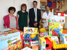 Gruppenbild in der Mannheimer Universitätsmedizin, für deren Kinderstation viele neue Spielsachen gespendet wurden